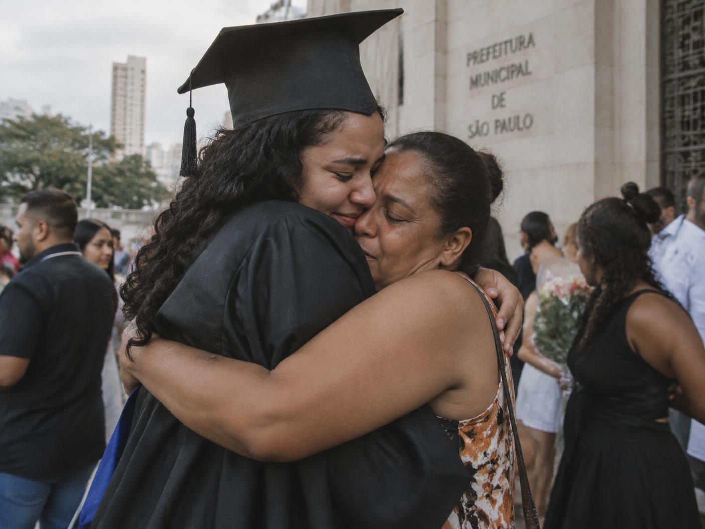 Formanda abraçando a mãe no dia da colação de grau