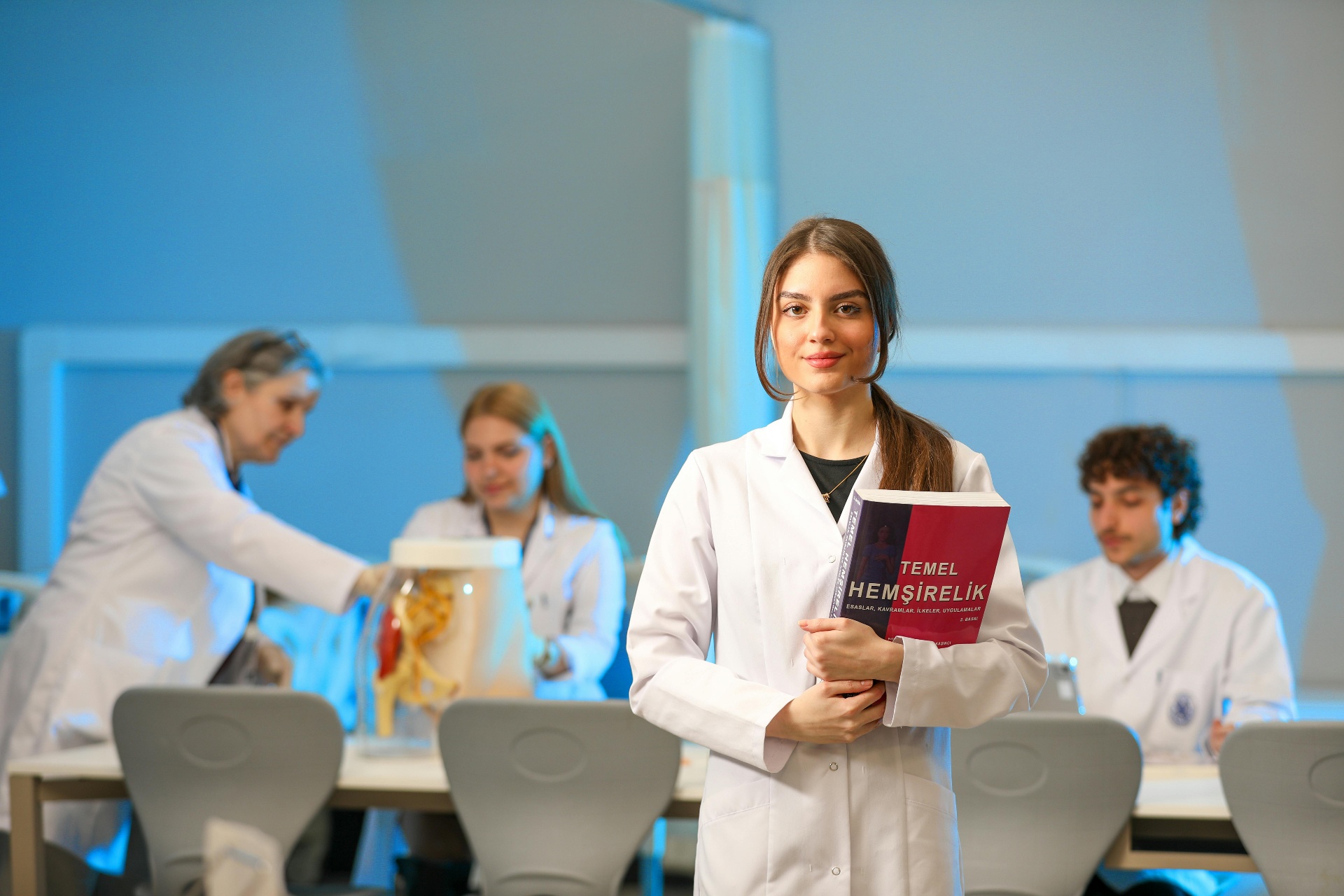 Grupo de estudantes de Medicina conversando