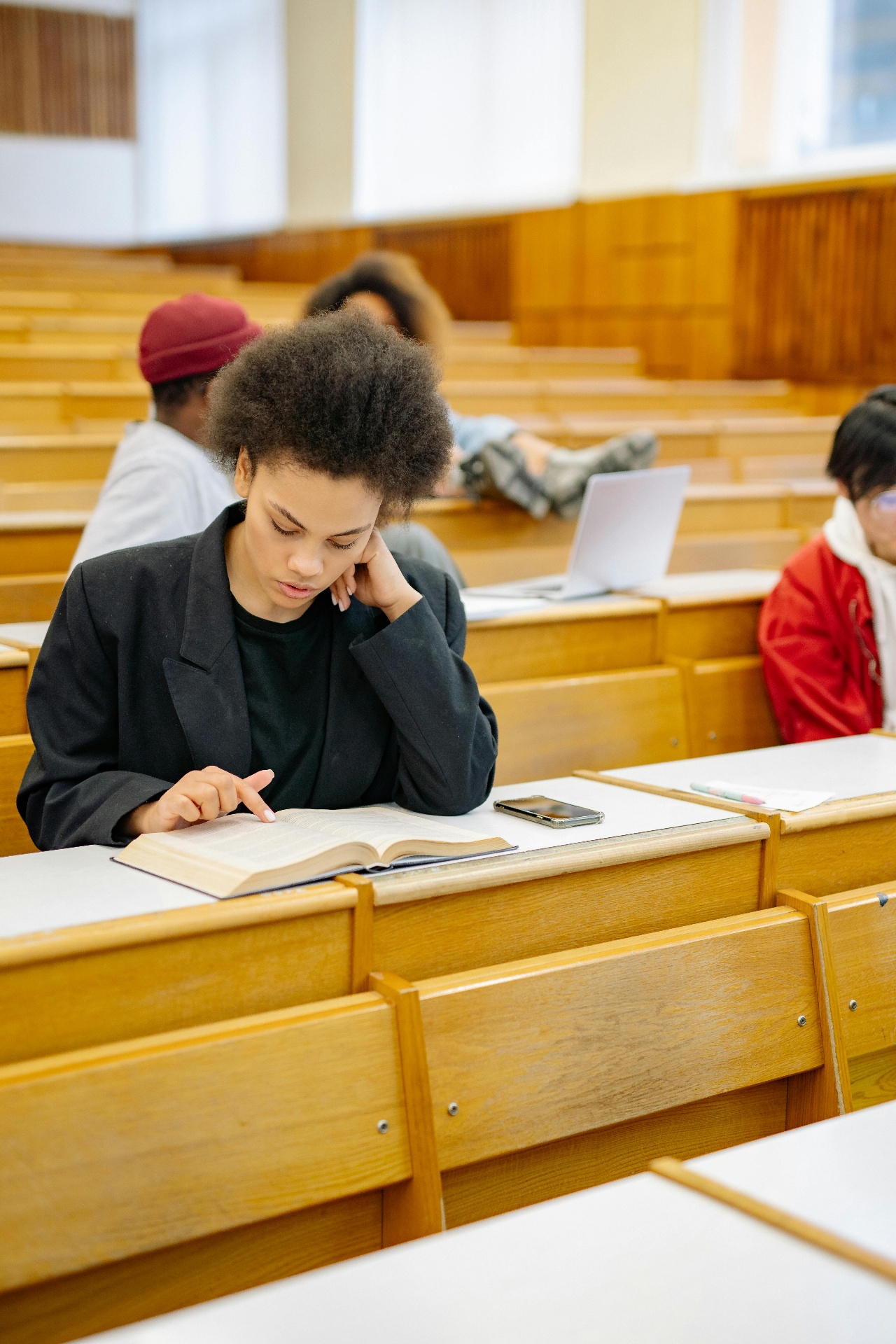 Estudante de Medicina estudando em uma biblioteca